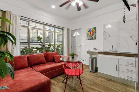 Sala equipada con sofás y una hermosa vista al exterior