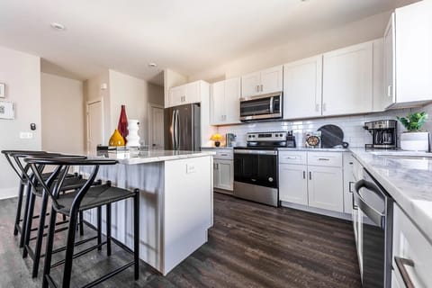 228: Full kitchen with stainless steel appliances
