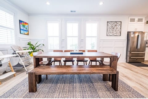 In the dining room more seating and high chairs!
