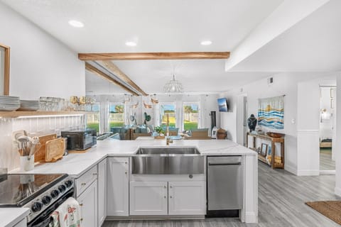 Sleek & modern kitchen