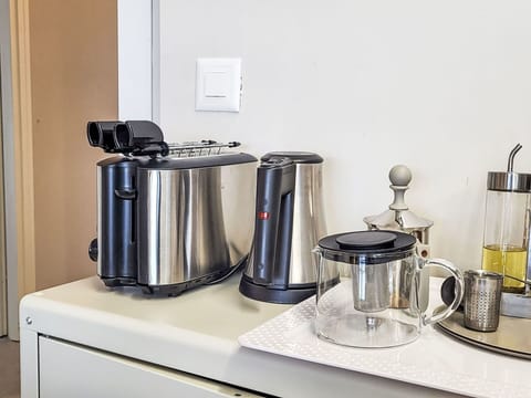 Kitchen Appliance, Small Appliance, Home Appliance, Tableware, Kitchen, Serveware, Machine