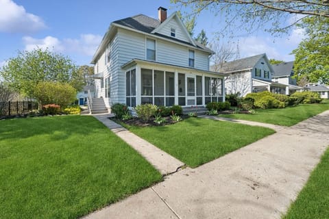 Screened Porch Overlooking the front yard