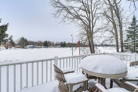 Deck w/ Dining Table