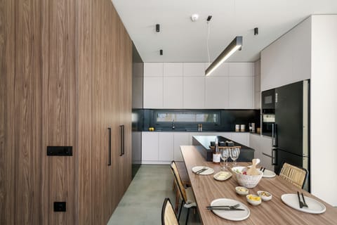 Modern fully equipped kitchen with dining area