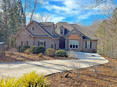 Welcome to Lake House Retreat!  Located on private Shumont Lake in Rumbling Bald community of Lake Lure.  Easy access to main living level.  Driveway parking for 3 vehicles.