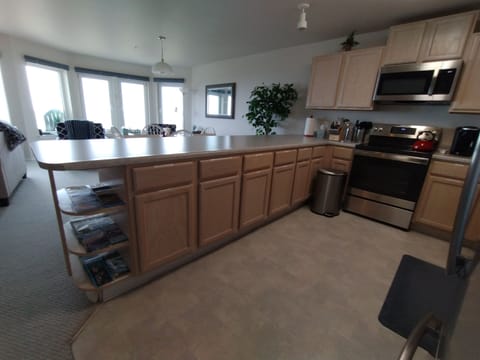 Large counter-bar providing ocean views while you prepare your meals!