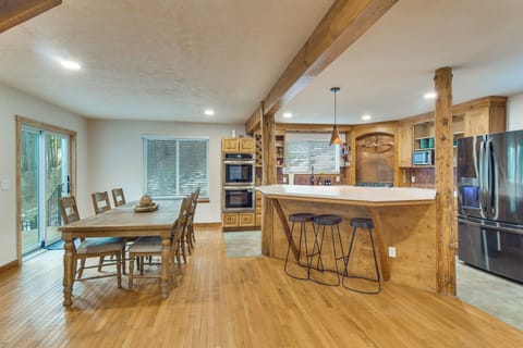 Kitchen | Dining Table | Dishware/Flatware Provided