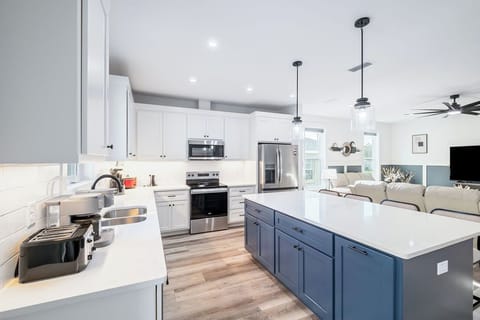 Well equipped Spacious Island Kitchen