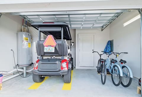 4 Seater golf Cart 3 Adult bikes