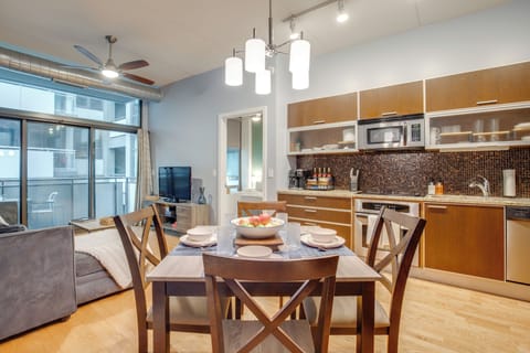 Chicago Vacation Rental | 2BR | 2BA | 850 Sq Ft | Step-Free Access via Elevator