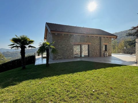 PIGNA - Rear with lawn and terrace with pool
