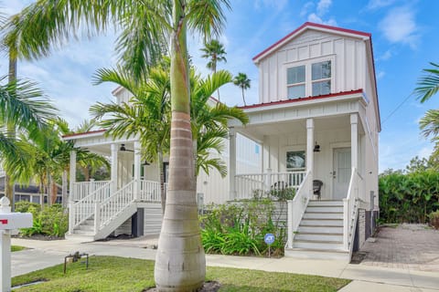 Bradenton Vacation Rental | 2BR | 2.5BA | 1,250 Sq Ft | 8 Steps to Enter