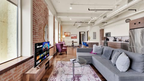 5th story loft! Modern downtown Dallas loft with an expansive floor plan!
