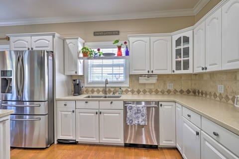 Spacious kitchen to cook with your family and friends.