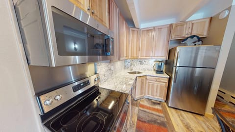 Fully Equipped Updated Kitchen - Fully Equipped Updated Kitchen