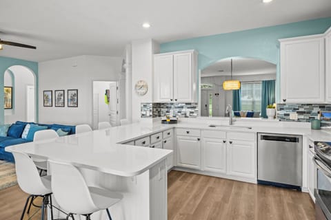 Spacious Kitchen with Basic Starter Essentials (see description for more!)