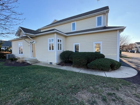 Townhouse with 2 car garage