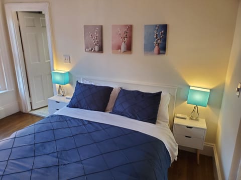 Bedroom with queen size bed
