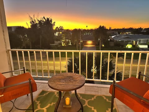 Fantastic sunsets from the West-facing 3rd floor balcony!