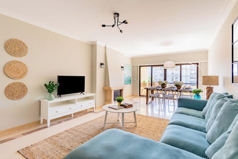 Living Room with Flat-Screen TV, Dining Table and Marquise