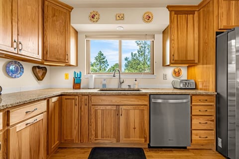 Full, well-stocked kitchen