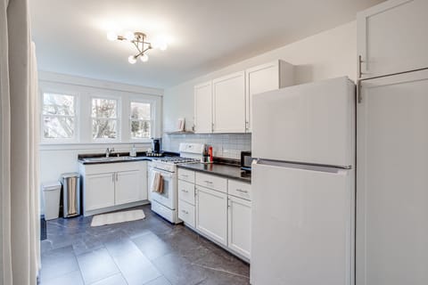 Bright kitchen with full appliances and plenty of space for meal prep. 🍳