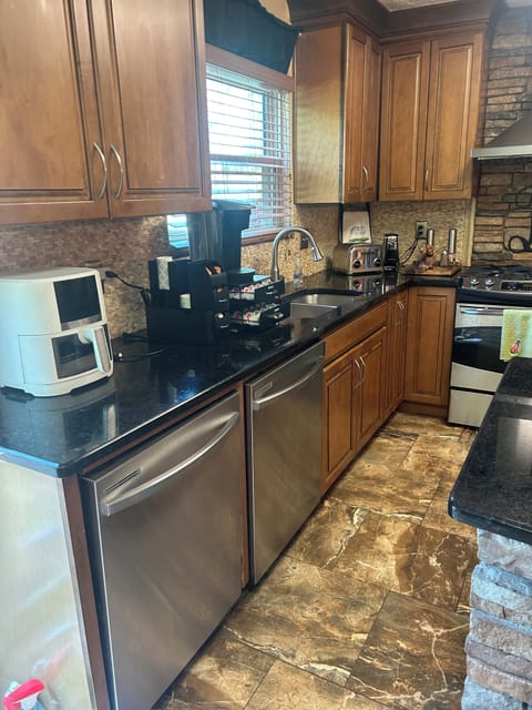 Double dishwashers Keurig, starter coffee pods and creamer will be provided