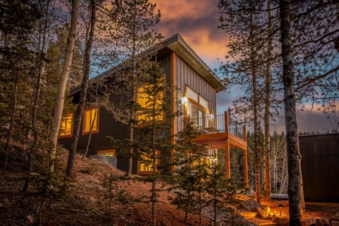 Escape to Hillside Haven, your modern mountain retreat!