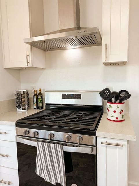 Gas range and oven with full cookware setup
