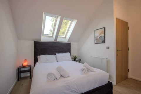 Welcome to 155 Blantyre Street, we hope you enjoy the tour and book with us! 

Spacious double bedroom with Smart TV and private en-suite, offering extra privacy for contractors or colleagues sharing.