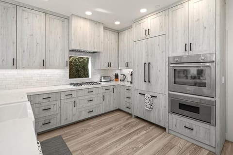 Ample cabinetry and stainless appliances give you space to stock up, making longer stays feel organized and effortless.