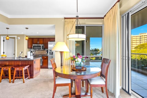 A bright dining area ready for long relaxed dinners HKK-434