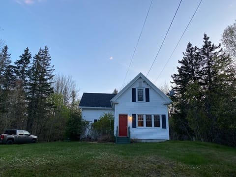A full two bedroom home in a quiet area, 15 min from Ellsworth, 30 to Bar Harbor