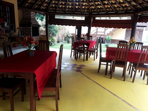 A área gourmet é ampla, bem arejada e com bastante luz natural