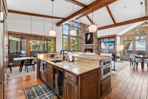 Entertainer's Galley -
A spacious bar-top that connects kitchen, dining, and great room, creating the perfect hub for shared meals, charcuterie spreads, and conversation. 🍽️✨