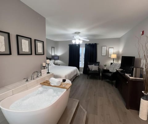 King Bedroom Spa Retreat Whispering Pines 252 - A private King Bedroom Spa Retreat in Whispering Pines 252, Be Our Guests! New pictures of our completely renovated Penthouse Condo in Downtown Pigeon Forge