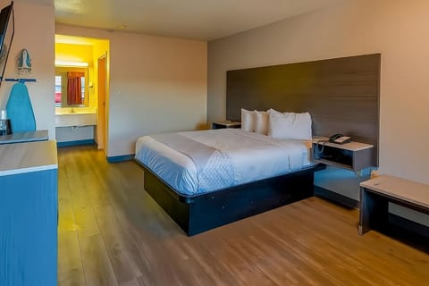 Unit with 1 Queen size bed. Exact unit will be assigned upon arrival. Views, colors and decor may vary.