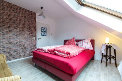 Gemütliches Schlafzimmer unter Dachschräge
