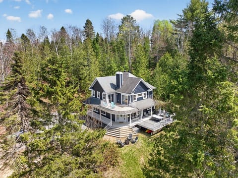 Bienvenue au Chalet Bleu, pouvant accueillir jusqu’à 15 invités, à seulement 100 mètres d’une plage semi-privée /Welcome to Chalet Bleu, accommodating up to 15 guests, just 100 meters from a semi-private beach