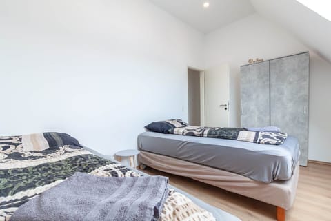 Bedroom 1 | 2 comfortable single beds with wardrobe on the upper floor