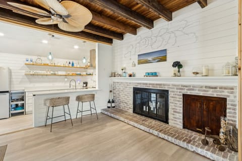 Breakfast Bar/Living Area