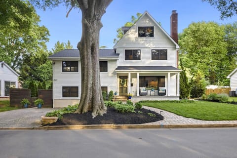 Welcome to the newly-renovated Maritime Manor, less than 1 mile to Navy Stadium.