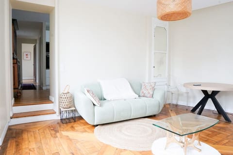 Salon lumineux avec parquet massif et belle hauteur sous plafond équipé d`une table ronde pour 4 personnes, canapé, table basse, fauteuil de relaxation, télévision connectée de 32 pouces et wifi.Vous avez accès à la terrasse par les portes fenêtres.