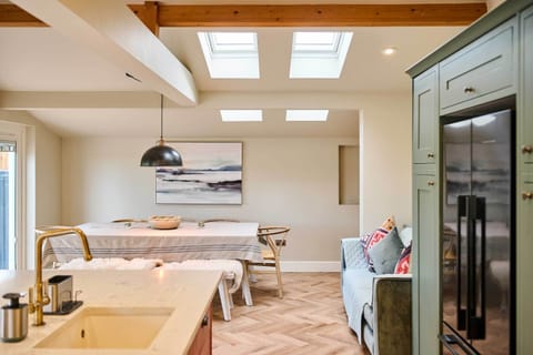 The Coral Cottage, Morley Saint Botolph - Host & Stay