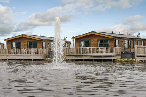 Oak Waterside Spa (Pet)