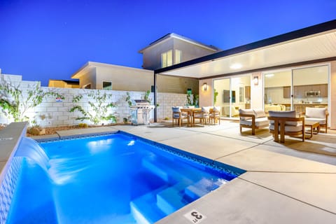 Evening swims with desert views – your private backyard escape.