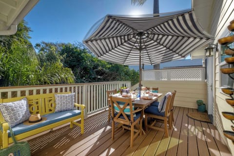 Enjoy outdoor meals with deck dining for 6