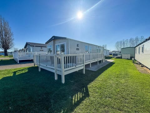 Experience a beautiful UK seaside retreat at this 8 berth caravan with decking, located on Manor Park Holiday Park, perfectly situated just a short stroll from the beautiful Hunstanton beach.