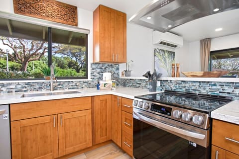     A chef’s dream kitchen with modern appliances and island flair.
 KPL-46