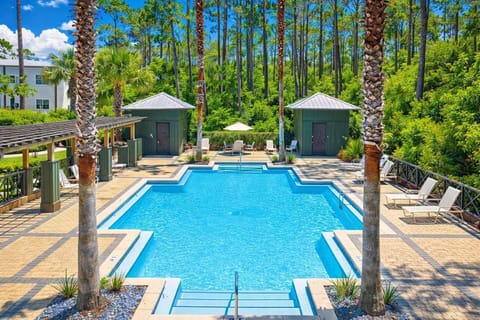 Treetop Community Pool walking distance from house